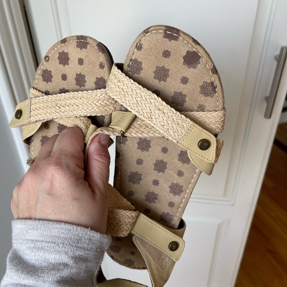 Axxiom adjustable sandals in a size 9 - Picture 14 of 17